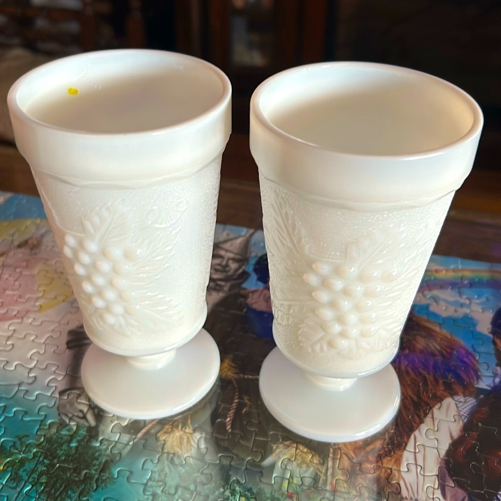 Retro/Vintage Glass White Stemmed Footed Tumbler Harvest Grape 5-5/8". 2 for 15$
